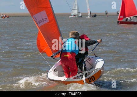 Gare di yacht a West Kirby, Liverpool, Regno Unito. 11 maggio 2019. British Open Team Racing Championships Trophy Sailing's Premier League 'The Wilson Trophy' 200. Il numero massimo di squadre di gara è stato aumentato a 36. L'evento del 2019 vede la partecipazione di 5 squadre americane, 2 equipaggi irlandesi, 1 barca australiana e il debutto del Team Austria. A completare il campo ci saranno 27 squadre britanniche, tra cui i campioni in carica, i West Kirby Hawks. I vincitori recenti sono anche West Exempent, Royal Forth Hoosiers e Birdham Bandits. Foto Stock