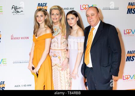 Beverly Hills, CA. Il 10 maggio, 2019. Mariella Davis, Nancy Davis, Isabella Davis, Ken Rickel presso gli arrivi per la ventiseiesima gara annuale per cancellare MS Gala, il Beverly Hilton di Beverly Hills, CA Maggio 10, 2019. Credito: Adrian Cabrero/Everett raccolta/Alamy Live News Foto Stock