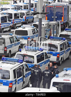 Pforzheim, Germania. 11 Maggio, 2019. La polizia veicoli di emergenza sono parcheggiate a Pforzheim stazione ferroviaria. Più di mille poliziotti sono in servizio presso una dimostrazione dell'estremista di destra parte 'Die Rechte'. Credito: Uli Deck/dpa/Alamy Live News Foto Stock