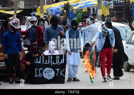 10 maggio 2019 - Srinagar Kashmir, 9 maggio 2019. Centinaia di manifestanti si scontrano con il governo indiano forze dopo la prima preghiera del venerdì del mese del Ramadan al di fuori della Jamia Masjid a Srinagar, in indiano Kashmir amministrato. Alcuni manifestanti hanno gridato pro-libertà di slogan, bruciato la bandiera indiana, mentre altri hanno lanciato sassi presso le forze indiane durante gli scontri al di fuori della Jamia Masjid. Le forze indiane usato gas lacrimogeni e agglomerati in forma di pellets per disperdere i manifestanti e molti dimostranti sono stati feriti durante gli scontri, sei dei quali sul serio. Il governo indiano le forze arrestati alcuni dei manifestanti. Gli scontri si sono verificati a Foto Stock