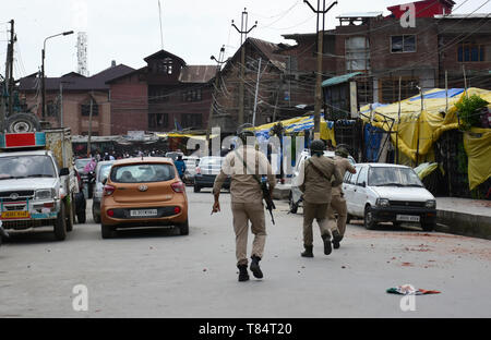 10 maggio 2019 - Srinagar Kashmir, 9 maggio 2019. Centinaia di manifestanti si scontrano con il governo indiano forze dopo la prima preghiera del venerdì del mese del Ramadan al di fuori della Jamia Masjid a Srinagar, in indiano Kashmir amministrato. Alcuni manifestanti hanno gridato pro-libertà di slogan, bruciato la bandiera indiana, mentre altri hanno lanciato sassi presso le forze indiane durante gli scontri al di fuori della Jamia Masjid. Le forze indiane usato gas lacrimogeni e agglomerati in forma di pellets per disperdere i manifestanti e molti dimostranti sono stati feriti durante gli scontri, sei dei quali sul serio. Il governo indiano le forze arrestati alcuni dei manifestanti. Gli scontri si sono verificati a Foto Stock