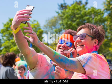 Weymouth Dorset, Regno Unito. 11 maggio 2019. Weldmar l'ultimo colore mai eseguire avviene a Weymouth per raccogliere fondi per la carità. I partecipanti hanno divertimento era ricoperto in Colorati luminosamente vernice in polvere. Credito: Carolyn Jenkins/Alamy Live News Foto Stock