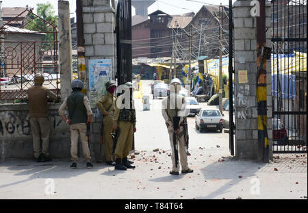 10 maggio 2019 - Srinagar Kashmir, 9 maggio 2019. Centinaia di manifestanti si scontrano con il governo indiano forze dopo la prima preghiera del venerdì del mese del Ramadan al di fuori della Jamia Masjid a Srinagar, in indiano Kashmir amministrato. Alcuni manifestanti hanno gridato pro-libertà di slogan, bruciato la bandiera indiana, mentre altri hanno lanciato sassi presso le forze indiane durante gli scontri al di fuori della Jamia Masjid. Le forze indiane usato gas lacrimogeni e agglomerati in forma di pellets per disperdere i manifestanti e molti dimostranti sono stati feriti durante gli scontri, sei dei quali sul serio. Il governo indiano le forze arrestati alcuni dei manifestanti. Gli scontri si sono verificati a Foto Stock