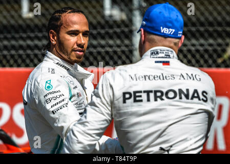 Barcellona, Spagna. 11 Maggio 2019: Lewis Hamilton (GBR) dal team Mercedes si congratula con il suo compagno di squadra Valtteri Bottas (FIN) dal team Mercedes per la sua pole dopo la sessione di qualifiche del GP di Spagna sul Circuito de Catalunya Credito: Matthias Oesterle/Alamy Live News Foto Stock