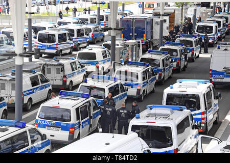 Pforzheim, Germania. 11 Maggio, 2019. La polizia veicoli di emergenza sono parcheggiate a Pforzheim stazione ferroviaria. Più di mille poliziotti sono in servizio presso una dimostrazione dell'estremista di destra parte 'Die Rechte'. Credito: Uli Deck/dpa/Alamy Live News Foto Stock