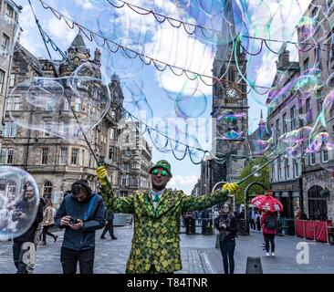 Una street performer, Freak bolle, su EdinburghÕs Royal Mile crea un mare di bolle per il passaggio folle Credito: ricca di Dyson/Alamy Live News Foto Stock