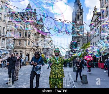 Una street performer, Freak bolle, su EdinburghÕs Royal Mile crea un mare di bolle per il passaggio folle Credito: ricca di Dyson/Alamy Live News Foto Stock