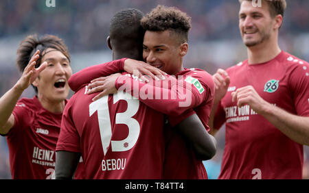 Hannover, Germania. 11 Maggio, 2019. Calcio: Bundesliga, XXXIII giornata: Hannover 96 - SC Freiburg in der HDI-Arena di Hannover. Hannover la Ihlas Bebou (M) il tifo per il suo obiettivo di 2-0 contro SC Freiburg con Genki Haraguchi (l), Linton Maina e Hendrik Weydandt (r). Credito: Peter Steffen/dpa - Utilizzare solo dopo accordo contrattuale/dpa/Alamy Live News Foto Stock