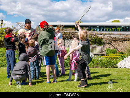 Giornata medievale. Dirleton Castle, East Lothian, Scozia, Regno Unito, 11 maggio 2019. Nella foto: ambiente storico la Scozia e per il divertimento di tutta la famiglia giorno alla vita del villaggio medievale nei giardini del castello. Bambini divertirsi imparando a marzo in un esercito. Finn, età 6 anni, entra nel lo spirito di lotta Foto Stock