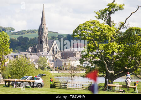 Kelso, Scottish Borders, UK. 11 maggio 2019. Una vista generale di Kelso del nord della chiesa Parrocchiale durante il Cross Country il giorno 3 del castello di pavimenti Horse Trials ospitato nel parco del castello di pavimenti, a Kelso, Scottish Borders. Credito: Scottish Borders Media/Alamy Live News Foto Stock