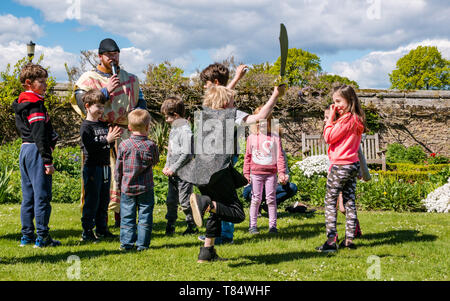 Giornata medievale. Dirleton Castle, East Lothian, Scozia, Regno Unito, 11 maggio 2019. Nella foto: ambiente storico la Scozia e per il divertimento di tutta la famiglia giorno alla vita del villaggio medievale nei giardini del castello. Bambini divertirsi imparando a marzo in un esercito. Finn, età 6 anni, entra nel lo spirito di lotta Foto Stock