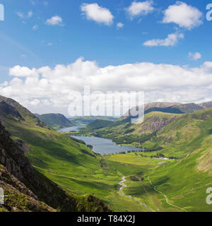 Parco Nazionale del Distretto dei Laghi, Cumbria, Inghilterra. Vista sul fondo Warnscale, Buttermere e distante Crummock acqua dalle pendici orientali del Haystacks. Foto Stock