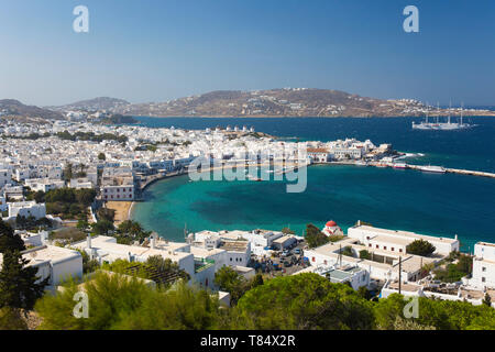 La città di Mykonos, Mykonos, Egeo Meridionale, Grecia. Vista sulla città e sul porto dalla collina. Foto Stock