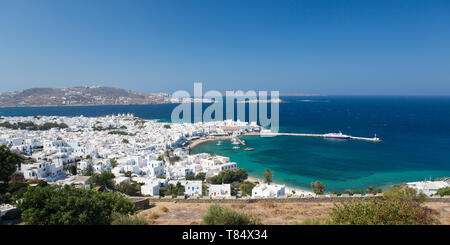 La città di Mykonos, Mykonos, Egeo Meridionale, Grecia. Vista panoramica sulla città e sul porto dalla collina. Foto Stock