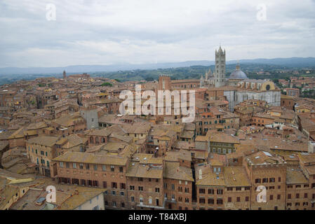 Giorno nuvoloso sul centro storico di Siena. Italia Foto Stock