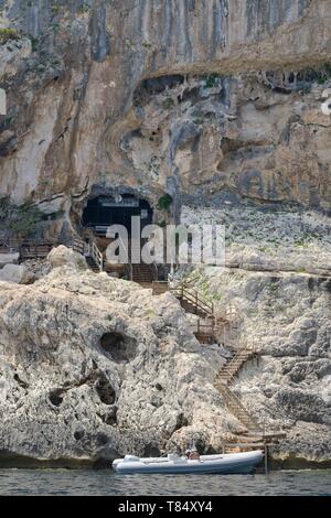 Ingresso alla Grotta del Fico grotte calcaree complessa, Golfo di Orosei, il Parco Nazionale del Gennargentu, Baunei, Sardegna, Italia, Giugno 2018. Foto Stock
