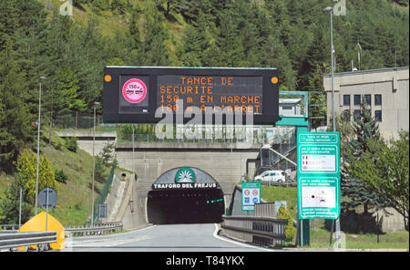 Frejus, Francia - Agosto 15, 2018: Road Tunnel chiamato Frejus e segnali trafìfic Foto Stock