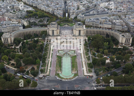 Parigi, Francia - 21 agosto 2018: molto ampia vista panoramica della zona del Trocadero da ultimo livello della Torre Eiffel Foto Stock