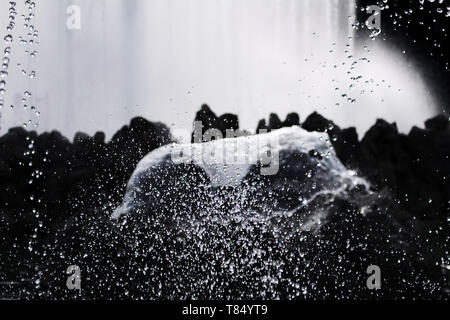 Fontana di spruzzi di acqua Closeup a Schwarzenbergplatz a Vienna, in Austria Foto Stock