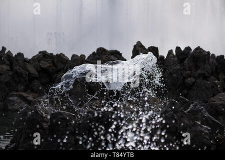 Fontana di spruzzi di acqua Closeup a Schwarzenbergplatz a Vienna, in Austria Foto Stock