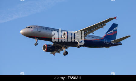 Aeroflot Russian Airlines Airbus a320 VQ-BCM sull'approccio finale all'aeroporto di Londra-Heathrow LHR Foto Stock