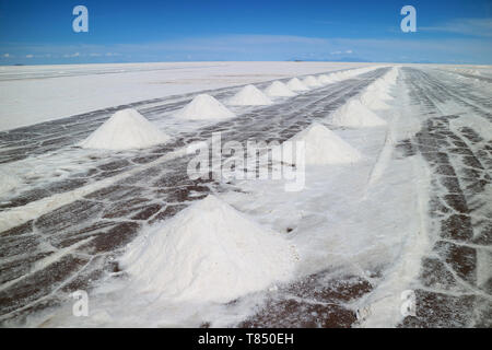 Estrazione del sale Area su El Salar de Uyuni, il più grande del mondo di Saline nel dipartimento di Potosi della Bolivia, Sud America Foto Stock