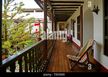 Il lungo balcone con spazio rilassante di un nord del Perù tradizionale casa di campagna Foto Stock