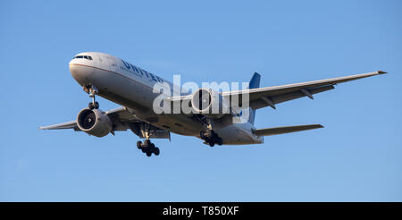 United Airlines Boeing 777 N77012 sull approccio finale all aeroporto di Heathrow LHR Foto Stock