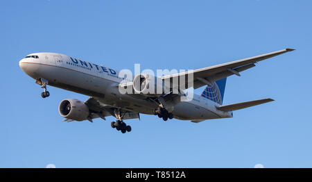 United Airlines Boeing 777 N77012 sull approccio finale all aeroporto di Heathrow LHR Foto Stock