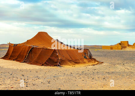 Tenda beduina nel deserto del Sahara, Marocco. Abitazione beduino Foto Stock