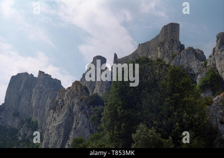 Le Château de Peyrepertuse appollaiato sulla sua mountain top, Aude, Occitanie, Francia Foto Stock