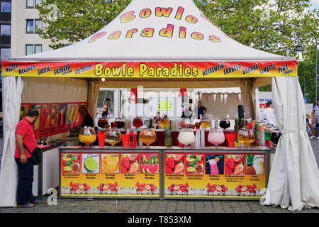 Colorate di stallo del mercato per la vendita di frutta e cocktail di alcool a Colonia, Germania Foto Stock