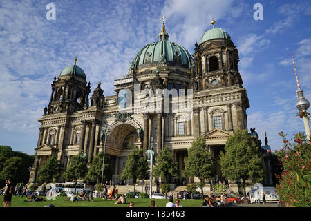 Dynamic vista esterna del XIX secolo cattedrale di Berlino Foto Stock