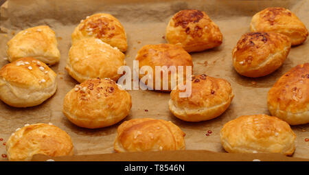 Pane appena sfornato rubicondo panini freschi sul tavolo. Foto Stock