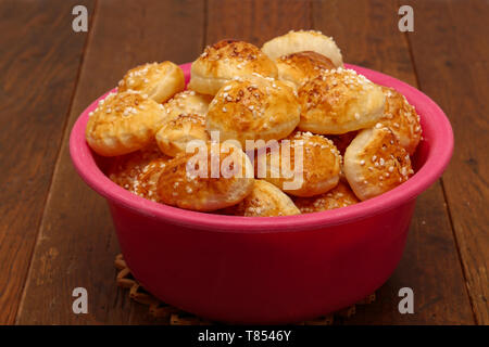 Pane appena sfornato rubicondo panini freschi sul tavolo. Foto Stock