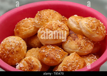 Pane appena sfornato rubicondo panini freschi sul tavolo. Foto Stock