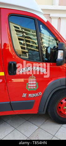 Montecarlo, Monaco - Marzo 28, francese il bianco e il rosso dei Vigili del Fuoco ambulanza Van (Vista ravvicinata) parcheggiata in strada di Monaco, con luci, Francese Foto Stock