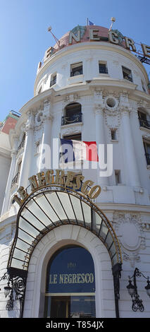 Nizza, Francia - 1 Maggio 2019: Famoso hotel Negresco ingresso - Segno sulla Promenade Des Anglais di Nizza Costa Azzurra, Provence-Alpes-Côte d'Azur, in Francia Foto Stock