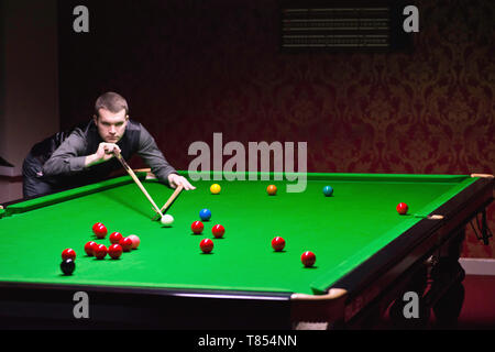 Snooker player in un colpo Foto Stock