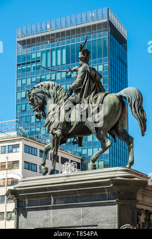 Statua del conte Ban Josip Jelacic dal XIX secolo a Zagabria in Croazia, contro ufficio moderno edificio Foto Stock