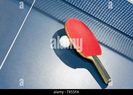Ping pong palla e bat Foto Stock