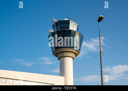 Il controllo del traffico aereo Torre dell'aeroporto internazionale di Atene, Grecia Foto Stock