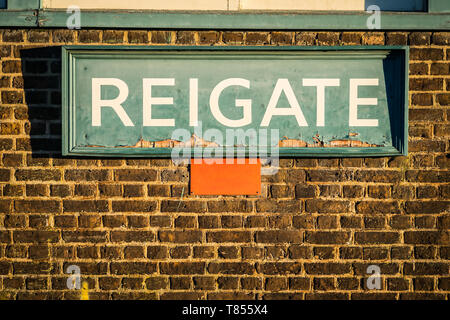 Reigate, Regno Unito - 30 gennaio 2019 segno - con il nome della città presso la stazione ferroviaria Foto Stock