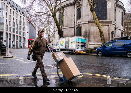 London, Regno Unito - 8 febbraio 2019 - consegna uomo sulla strada del filamento Foto Stock