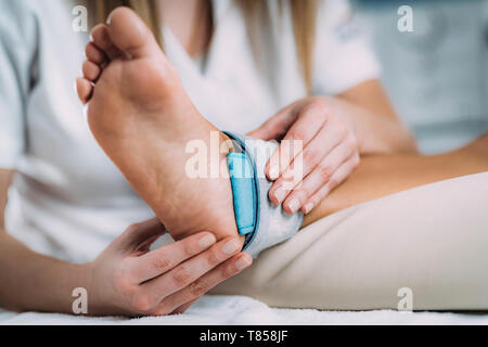 Immissione in commercio decine di elettrodi sulla caviglia Foto Stock