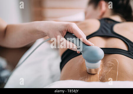 Fisioterapia trattamento ad ultrasuoni Foto Stock