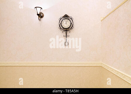 Luce di ornati e orologio Foto Stock