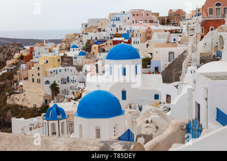 Pueblo de Oia, Isla de Santorini, Grecia Foto Stock