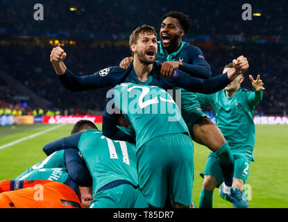 AMSTERDAM, Paesi Bassi. 08 Maggio, 2019. Tottenham Hotspur Fernando Llorente e Tottenham Hotspur's Danny Rose celebrare Tottenham Hotspur di Lucas win Foto Stock