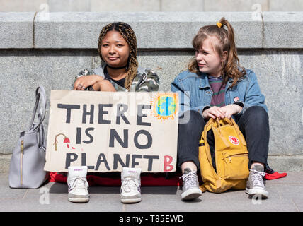 Stoccolma, Svezia. 10 Maggio, 2019. 16-anno-vecchio clima svedese Greta attivista Thunberg dimostrando a Stoccolma il venerdì. Compagno di manifestanti Foto Stock